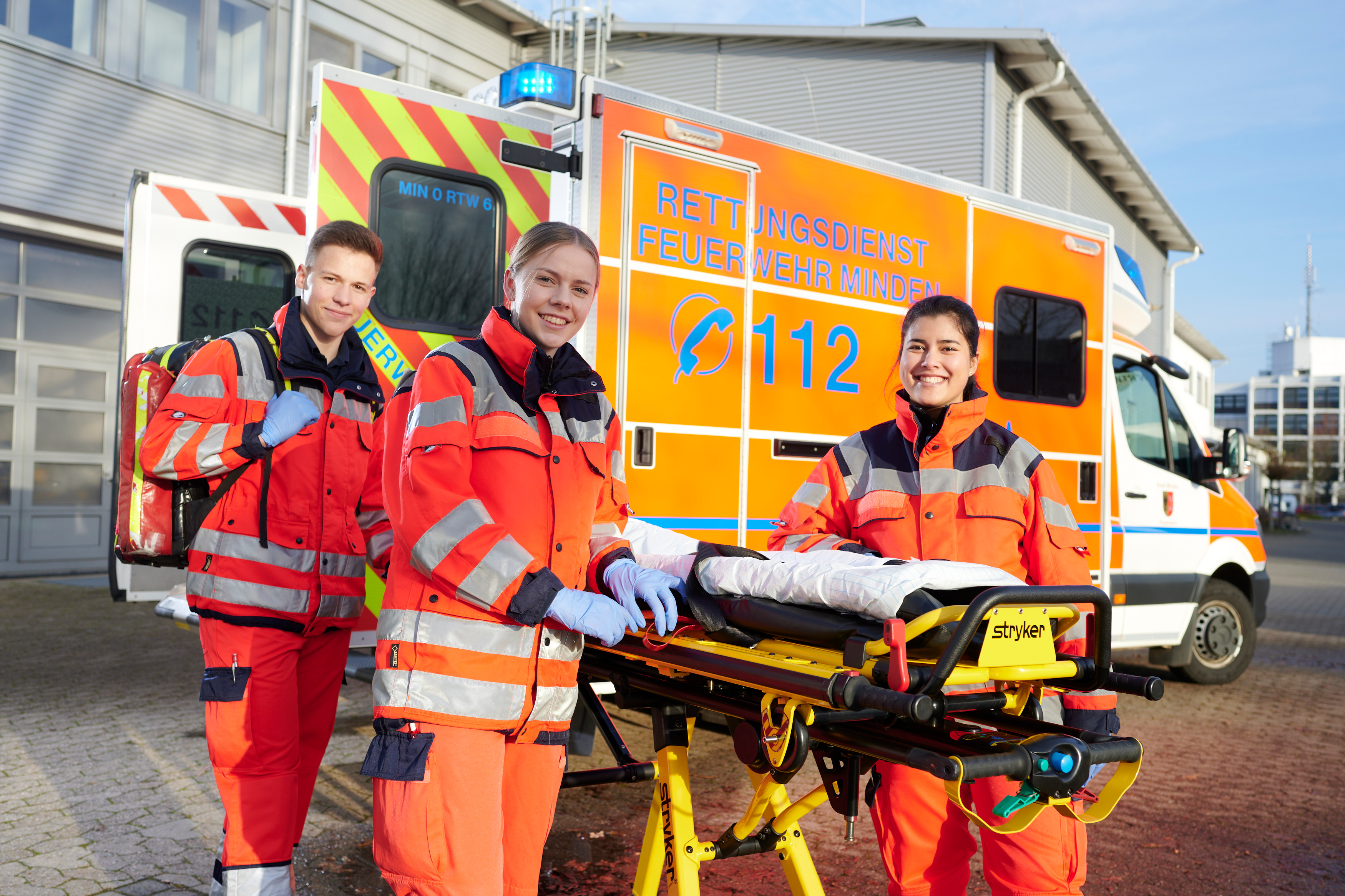 Rettungssanitäter*innen Junge Rettungssanitäter*innen vor einem Rettungswagen