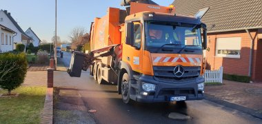 Mülltonnen werden geleert Ein Müllfahrzeug leert die Mülltonnen