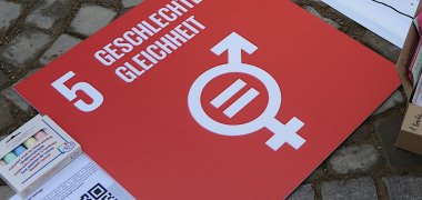 Geschlechtergleichheit SDG 5 Ein Schild mit dem Logo zum UN-Nachhaltigkeitsziel Geschlechtergleichheit